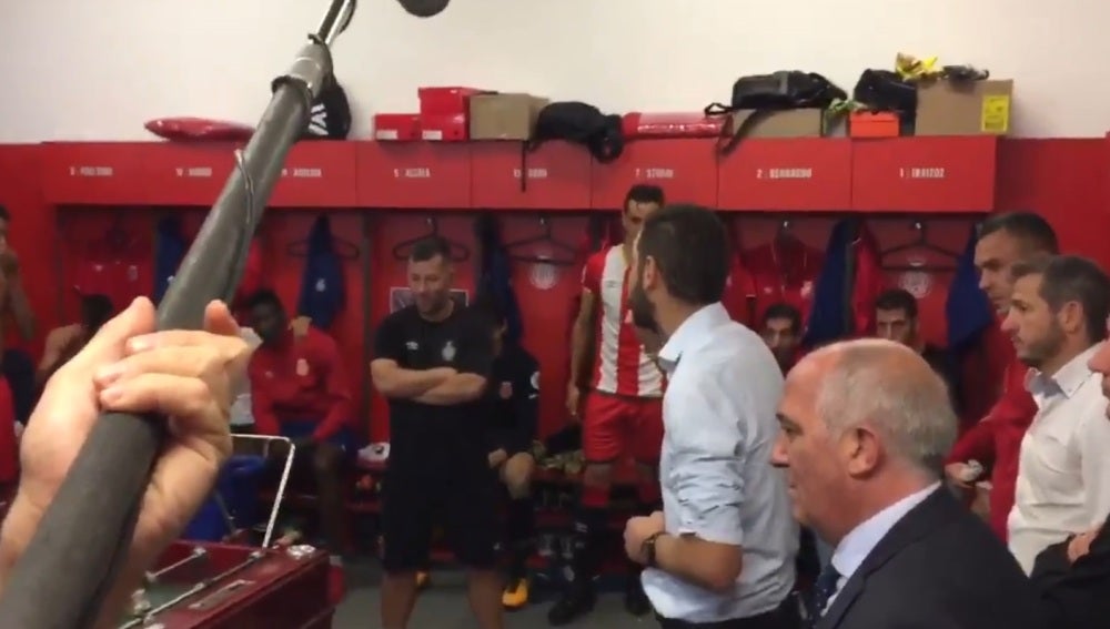 Pablo Machín se dirige a sus jugadores tras la victoria ante el Real Madrid