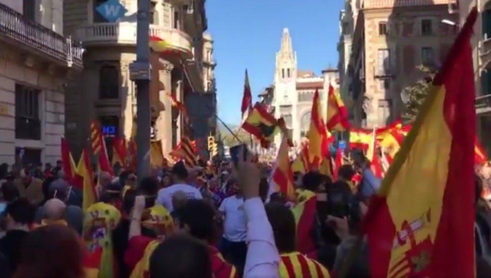 Manifestantes frente a la sede la Policía Nacional en Barcelona para mostrarles su apoyo