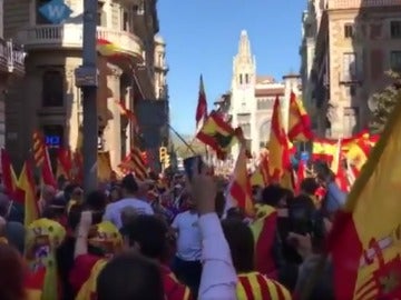 Manifestantes frente a la sede la Policía Nacional en Barcelona para mostrarles su apoyo