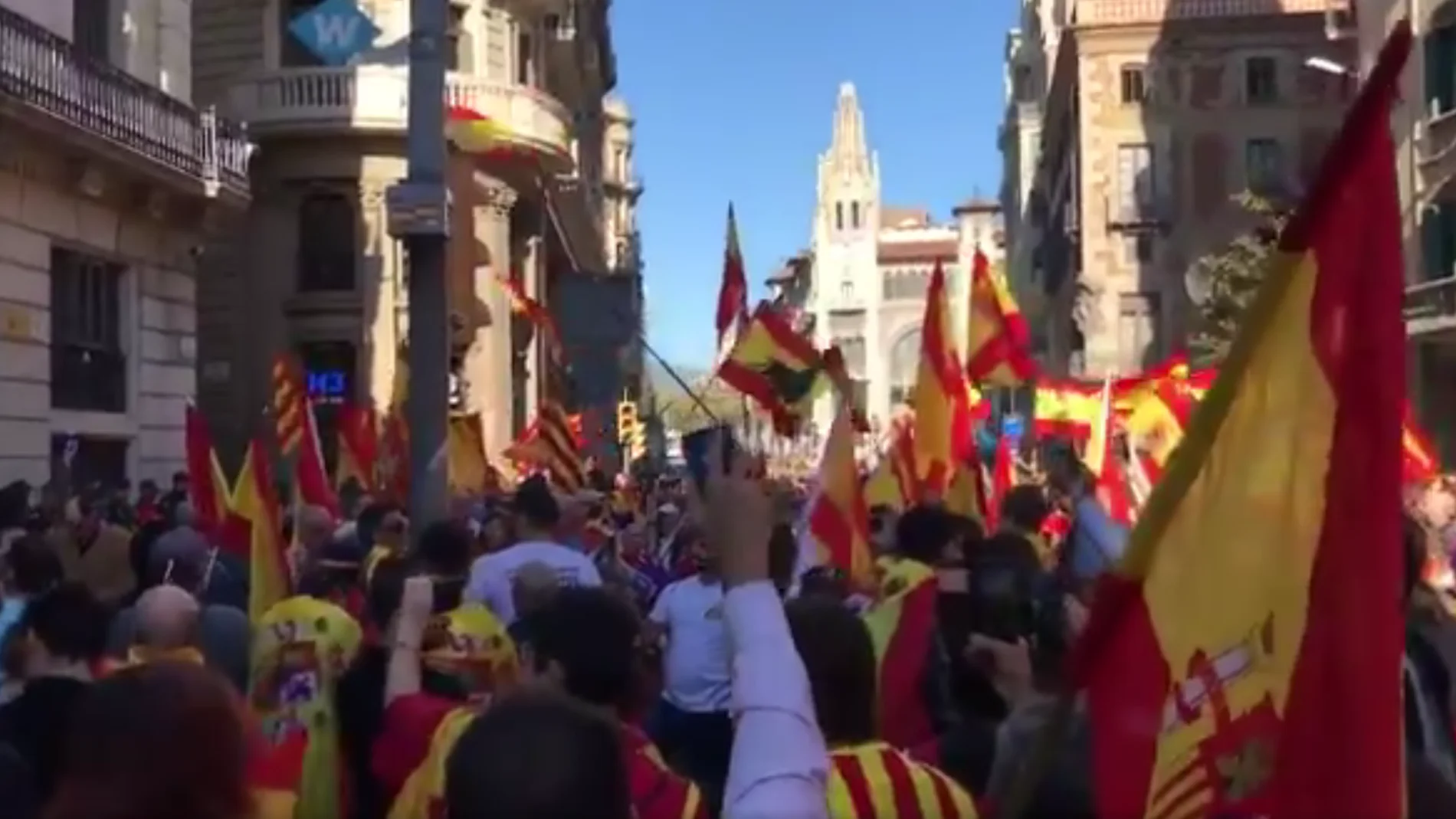 Manifestantes frente a la sede la Policía Nacional en Barcelona para mostrarles su apoyo Manifestantes frente a la sede la Policía Nacional en Barcelona para mostrarles su apoyo
