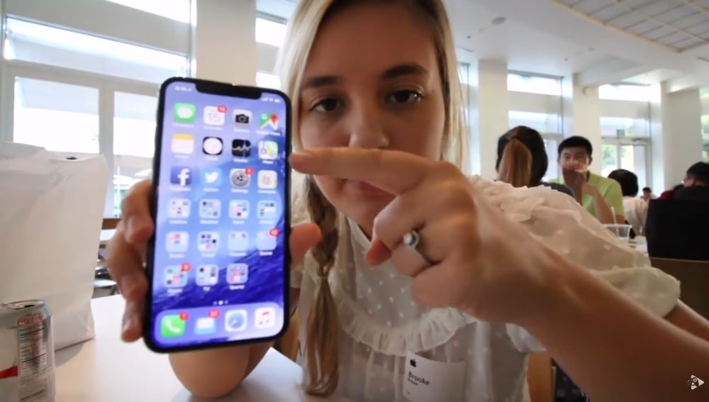 Brooke Amelia Peterson con el iPhone X
