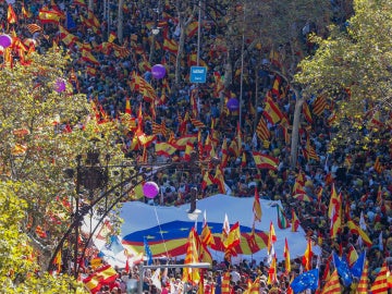 España y Cataluña unidos en un corazón en una de las pancartas