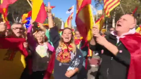 "No pensamos irnos, queremos que se nos oiga, queremos que nos escuchen", reacciones en la manidestación por la unidad de España "No pensamos irnos, queremos que se nos oiga, queremos que nos escuchen", reacciones en la manidestación por la unidad de España