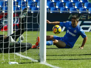 Bergara disputa un balón con Rulli Bergara disputa un balón con Rulli