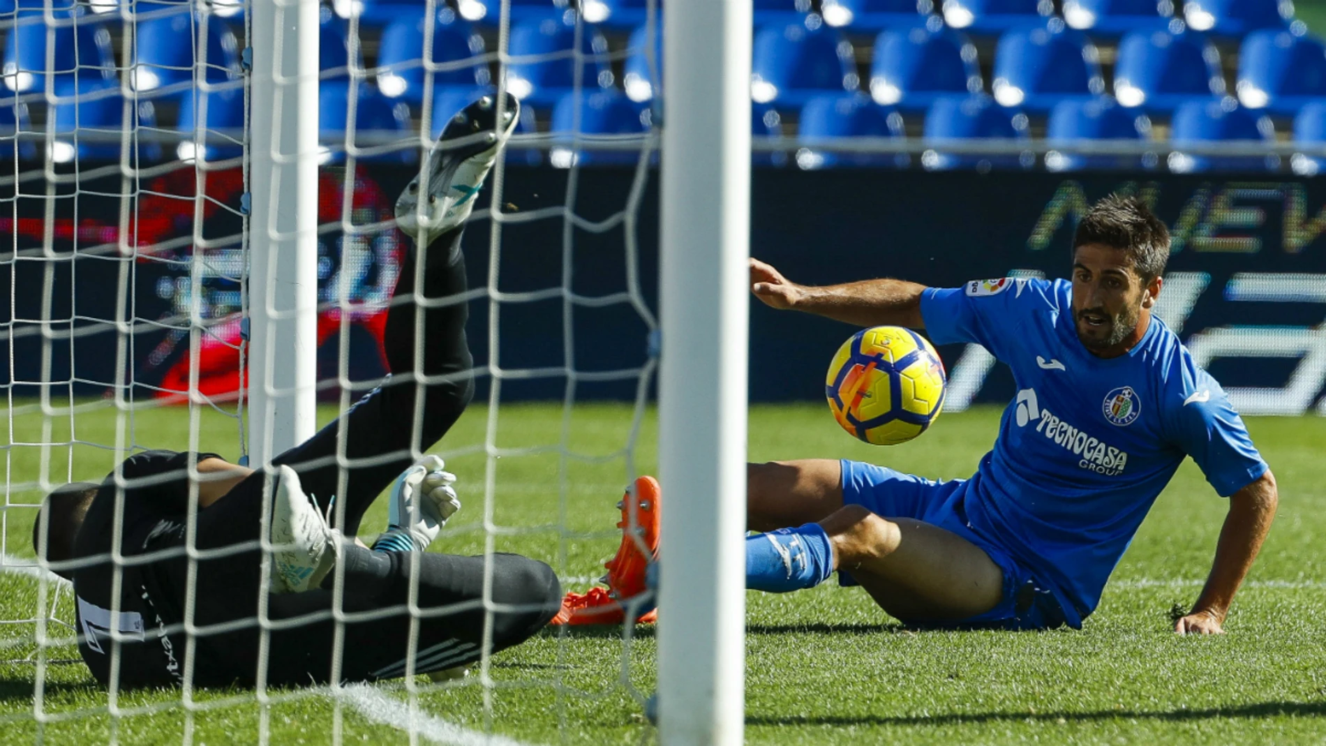 Bergara disputa un balón con Rulli Bergara disputa un balón con Rulli