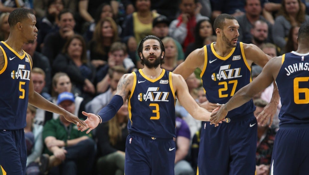 Ricky Rubio, felicitado por sus compañeros tras anotar una canasta
