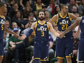 Ricky Rubio, felicitado por sus compañeros tras anotar una canasta Ricky Rubio, felicitado por sus compañeros tras anotar una canasta