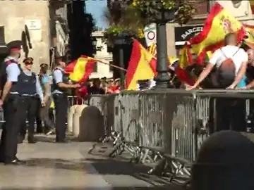 Crispación contra los Mossos ante la Generalitat: Crispación contra los Mossos ante la Generalitat: