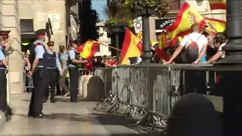 Crispación contra los Mossos ante la Generalitat: Crispación contra los Mossos ante la Generalitat: