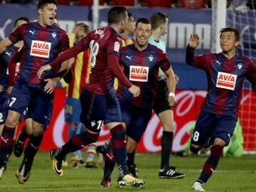 Los jugadores del Eibar celebran un gol ante el Levante