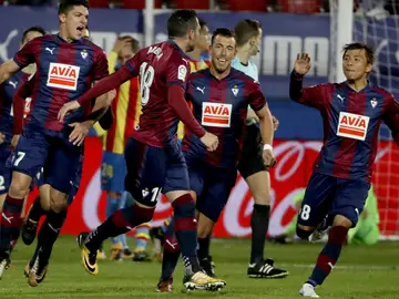 Los jugadores del Eibar celebran un gol ante el Levante Los jugadores del Eibar celebran un gol ante el Levante