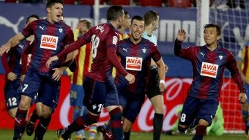 Los jugadores del Eibar celebran un gol ante el Levante