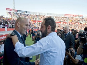 Pablo Machín saluda a Zidante antes del comienzo del partido
