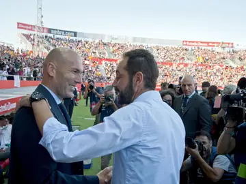 Pablo Machín saluda a Zidante antes del comienzo del partido Pablo Machín saluda a Zidante antes del comienzo del partido