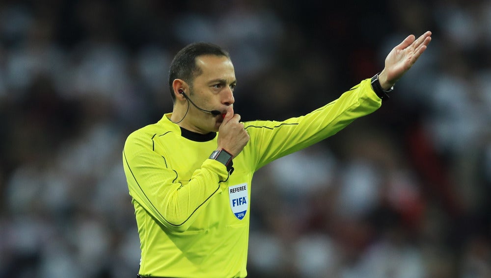 Cüneyt Cakir, en un partido de la fase de clasificación para el Mundial 2018