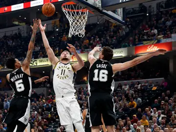 Pau Gasol trata de impedir una canasta ante Indiana Pau Gasol trata de impedir una canasta ante Indiana