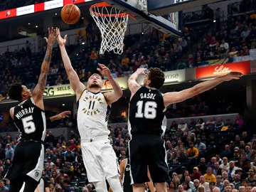 Pau Gasol trata de impedir una canasta ante Indiana Pau Gasol trata de impedir una canasta ante Indiana