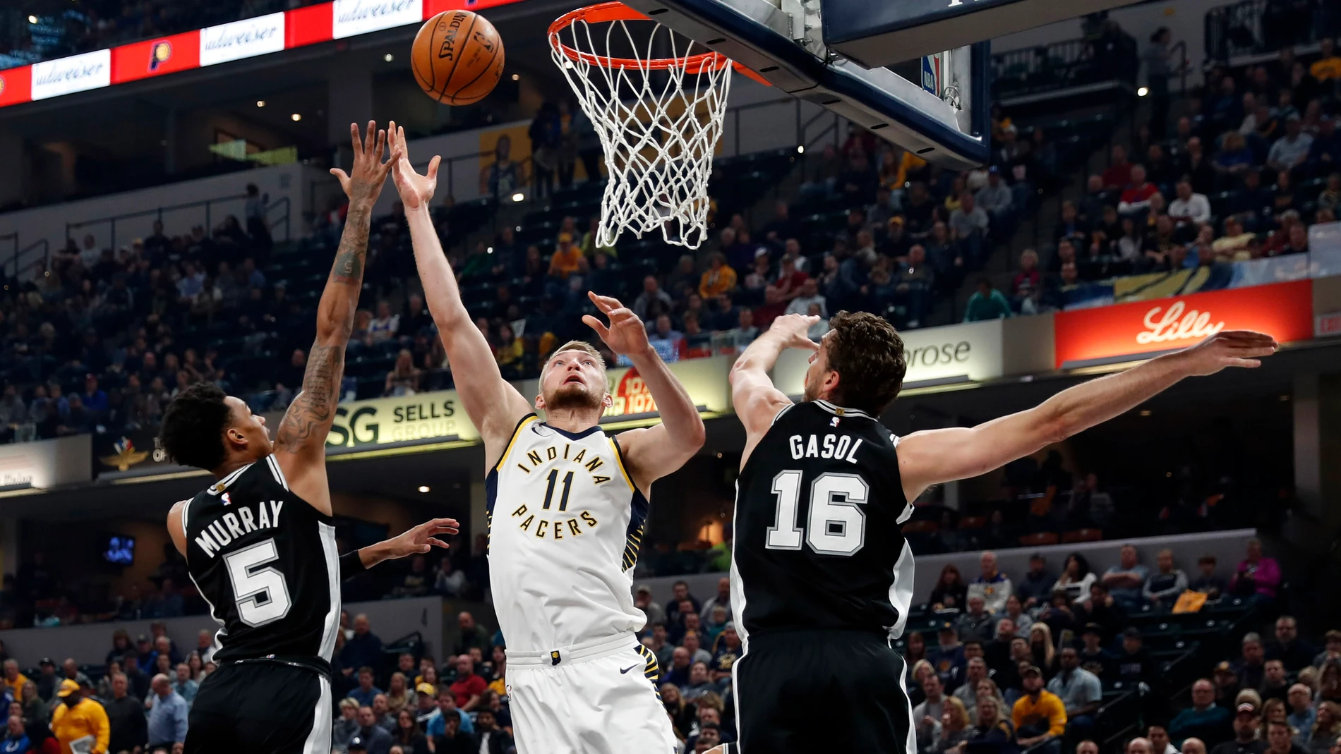 Pau Gasol trata de impedir una canasta ante Indiana Pau Gasol trata de impedir una canasta ante Indiana