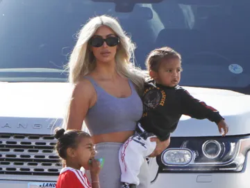 Kim Kardashian junto a sus hijos Kim Kardashian junto a sus hijos
