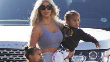 Kim Kardashian junto a sus hijos