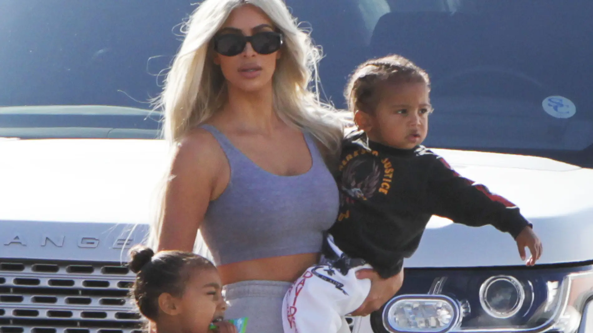 Kim Kardashian junto a sus hijos