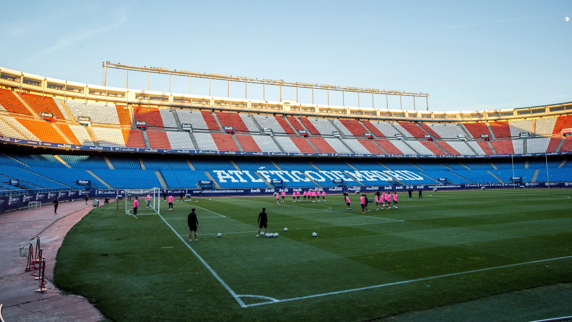 El Atlético de Madrid entrena en el Vicente Calderón