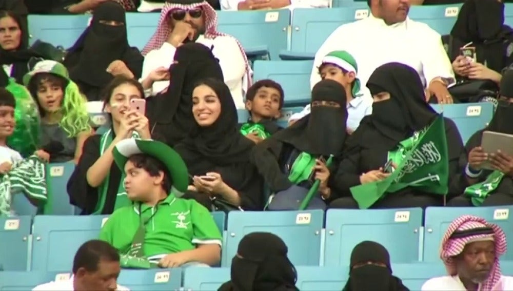 Arabia Saudí construirá tres estadios con zonas para mujeres acompañadas