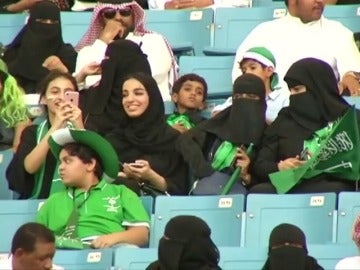 Arabia Saudí construirá tres estadios con zonas para mujeres acompañadas