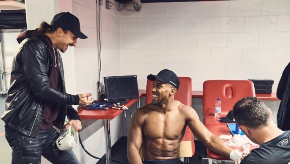 Anthony Joshua conversa con Ibrahimovic