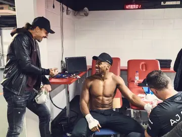 Anthony Joshua conversa con Ibrahimovic Anthony Joshua conversa con Ibrahimovic