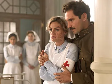 Andrés abraza a Julia en estado de shock Andrés abraza a Julia en estado de shock