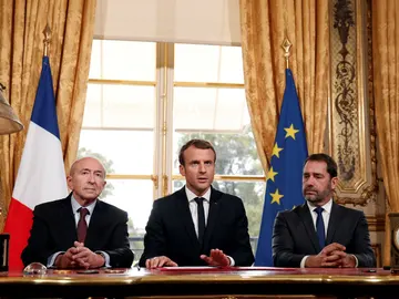 El presidente francés Emmanuel Macron (c) atiende a los medios junto al ministro de Interior Gerard Collomb (izda), y al primer ministro francés, Edouard Philippe El presidente francés Emmanuel Macron (c) atiende a los medios junto al ministro de Interior Gerard Collomb (izda), y al primer ministro francés, Edouard Philippe