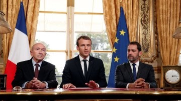 El presidente francés Emmanuel Macron (c) atiende a los medios junto al ministro de Interior Gerard Collomb (izda), y al primer ministro francés, Edouard Philippe