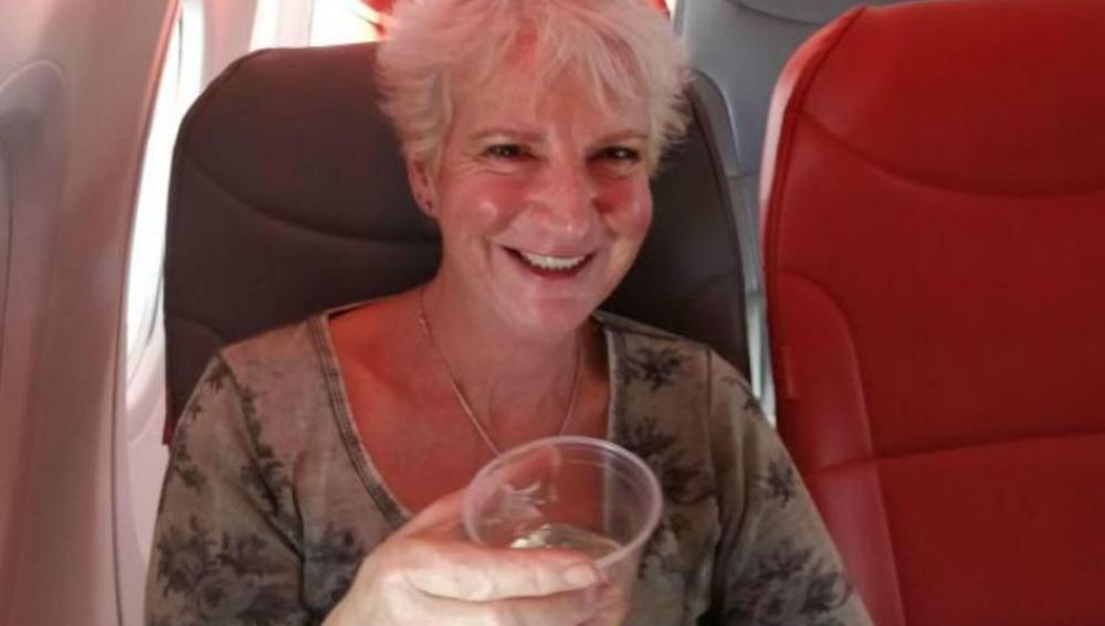 Una mujer, totalmente sola en un avión