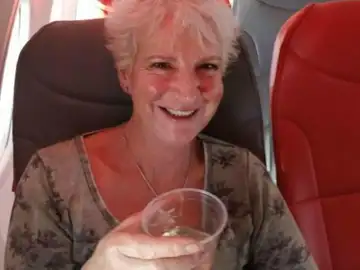 Una mujer, totalmente sola en un avión Una mujer, totalmente sola en un avión