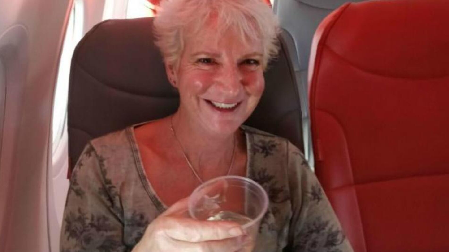 Una mujer, totalmente sola en un avi&oacute;n