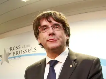 El expresidente de la Generalitat de Cataluña Carles Puigdemont posan en el interior del club de la prensa de Bruselas El expresidente de la Generalitat de Cataluña Carles Puigdemont posan en el interior del club de la prensa de Bruselas
