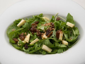 Ensalada de rúcula, pera y pasas Ensalada de rúcula, pera y pasas