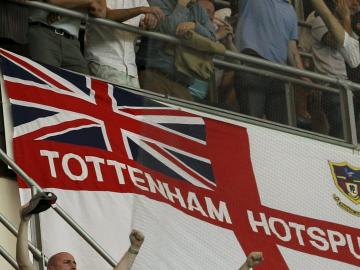 El Tottenham suspende a dos aficionados
