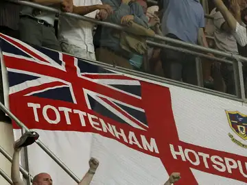 El Tottenham suspende a dos aficionados El Tottenham suspende a dos aficionados