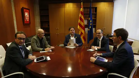 Josep Rull (i), Raül Romeva (2i), Carles Mundó (d), Jordi Turull (d) y Oriol Junqueras Josep Rull (i), Raül Romeva (2i), Carles Mundó (d), Jordi Turull (d) y Oriol Junqueras