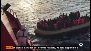 Salvamento Marítimo rescata a 52 personas a bordo de una lancha neumática en el mar de Alborán