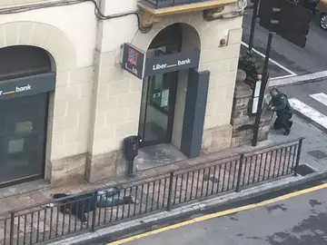 Tiroteo en el centro de Cangas de Onís por un atraco a una sucursal bancaria Tiroteo en el centro de Cangas de Onís por un atraco a una sucursal bancaria