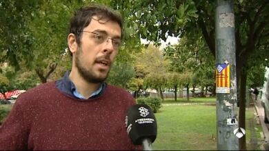 El hombre que usa carteles con la estelada en Grecia para promocionar sus clases de catalán: 