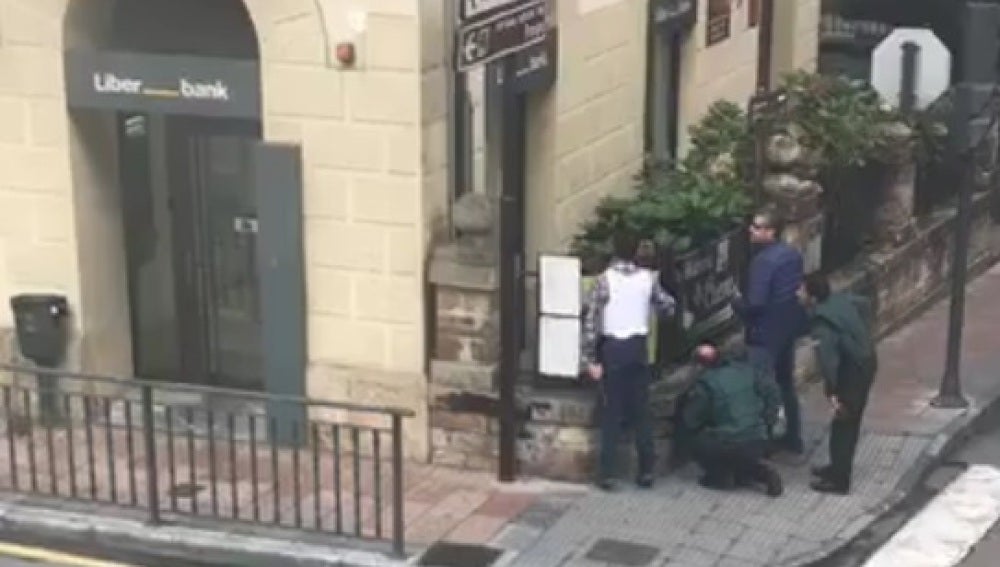 Un agente herido en un tiroteo en Cangas de Onís por un atraco a un banco donde hay dos rehenes