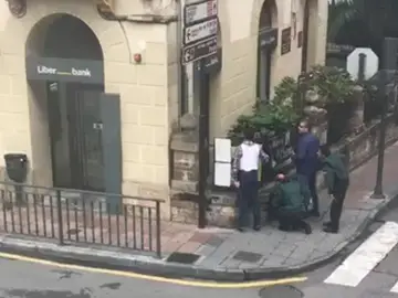 Un agente herido en un tiroteo en Cangas de Onís por un atraco a un banco donde hay dos rehenes Un agente herido en un tiroteo en Cangas de Onís por un atraco a un banco donde hay dos rehenes