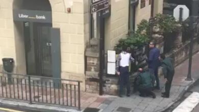 Un agente herido y un atracador muerto y otro detenido en un tiroteo en un banco de Cangas de Onís