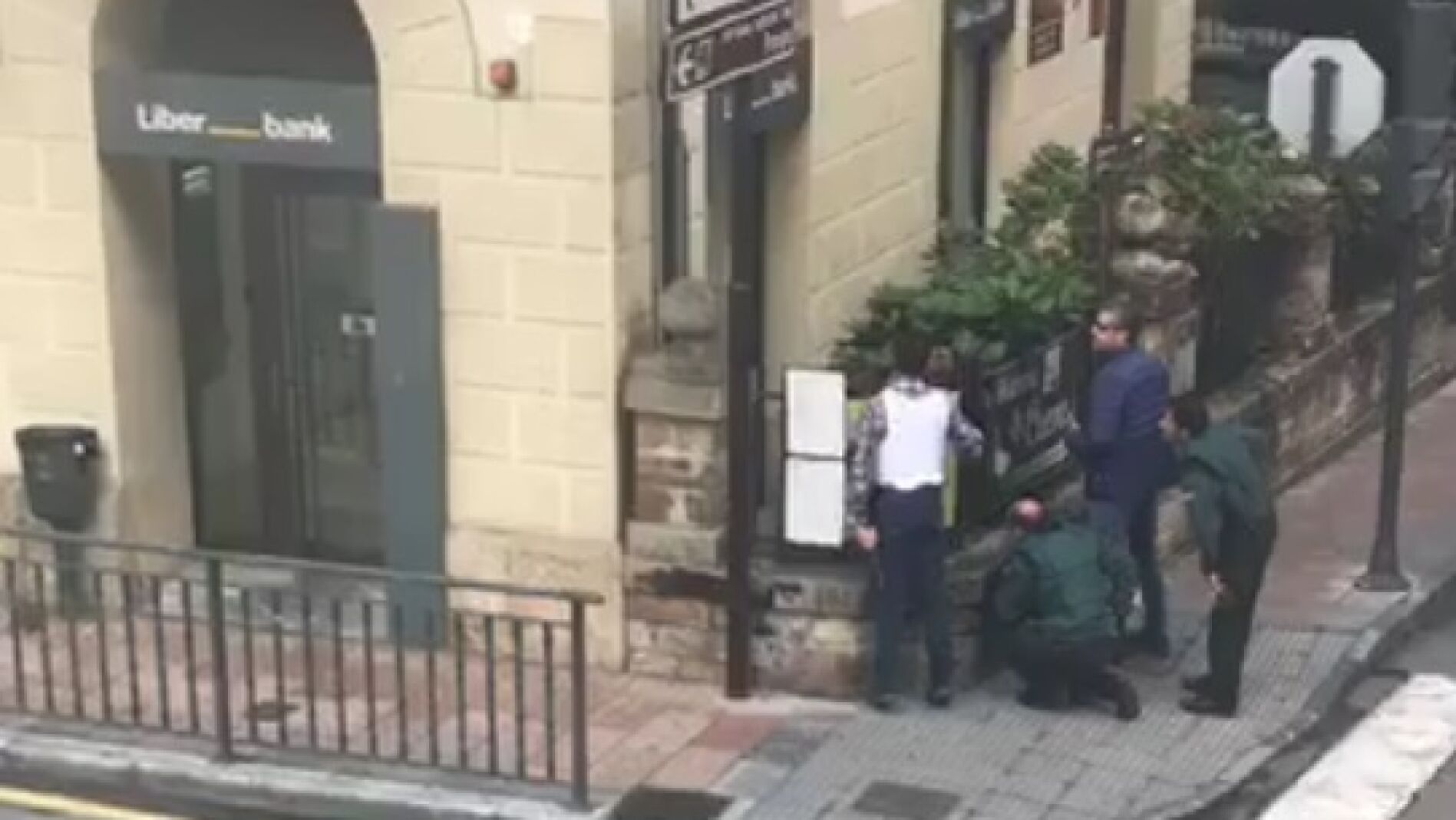Un agente herido en un tiroteo en Cangas de On&iacute;s por un atraco a un banco donde hay dos rehenes