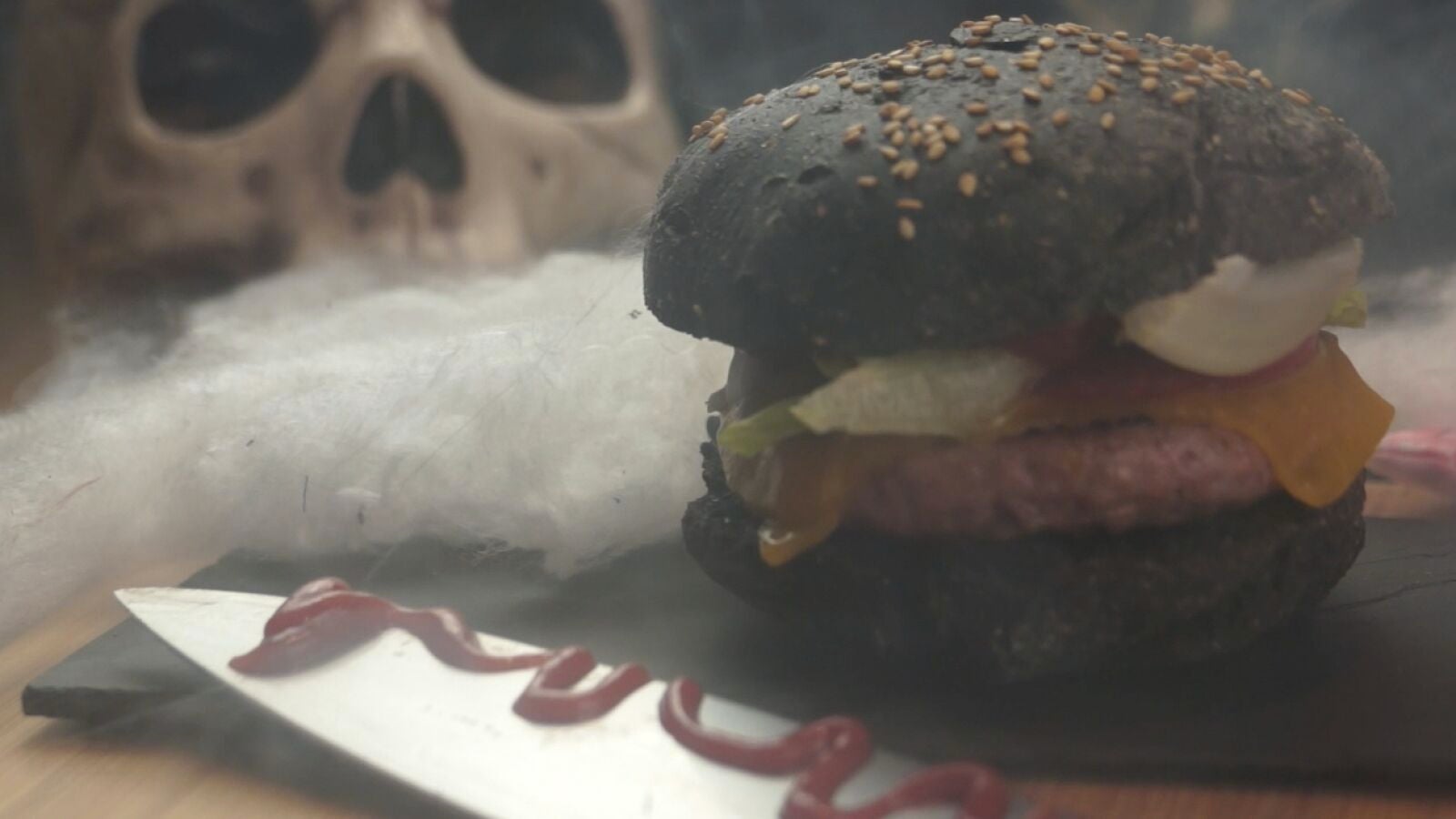 Aprende a preparar una auténtica HAMBURGUESA NEGRA para Halloween