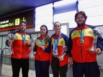 Los cuatro componentes de la selección española de tiro en el aeropuerto de Barajas